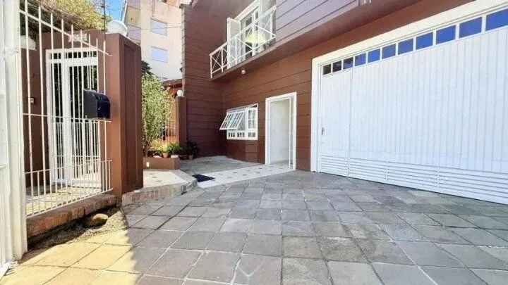 Imagem Casa de 4 dormitórios, uma suíte, pátio com piscina nos fundos e espaço para até 3 carros no Chácara das Pedras