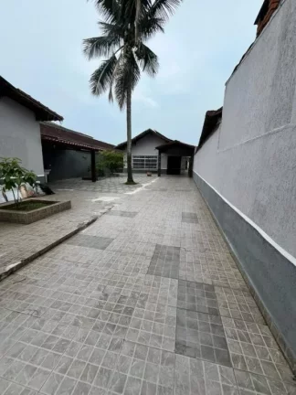Imagem Vendo casa com 362 mts de área útil, piscina 4x7, barzinho de tijolinho e mármore + EDÌCULA com 2 dormitórios, banheiro Sistema de captação de energia própria fotovoltáica