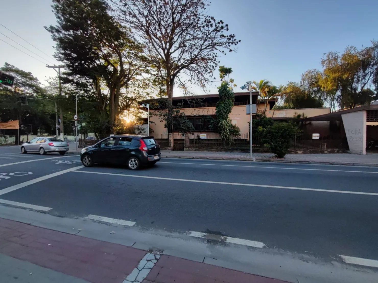 Imagem Comercial para Locação 3 Quartos, 1 Suite, 4 Vagas, 1200M², Centro, Taubaté - SP