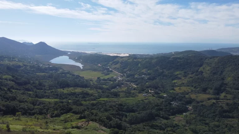 Imagem Terreno Espaçoso em Macacu, Garopaba-SC: 20 mil m², Vista para Lagoa e Mar