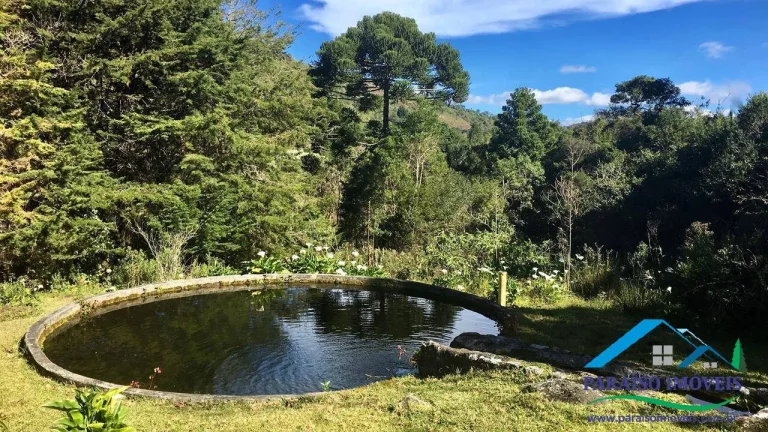 Imagem Refúgio na Serra da Mantiqueira com vistas panorâmicas.