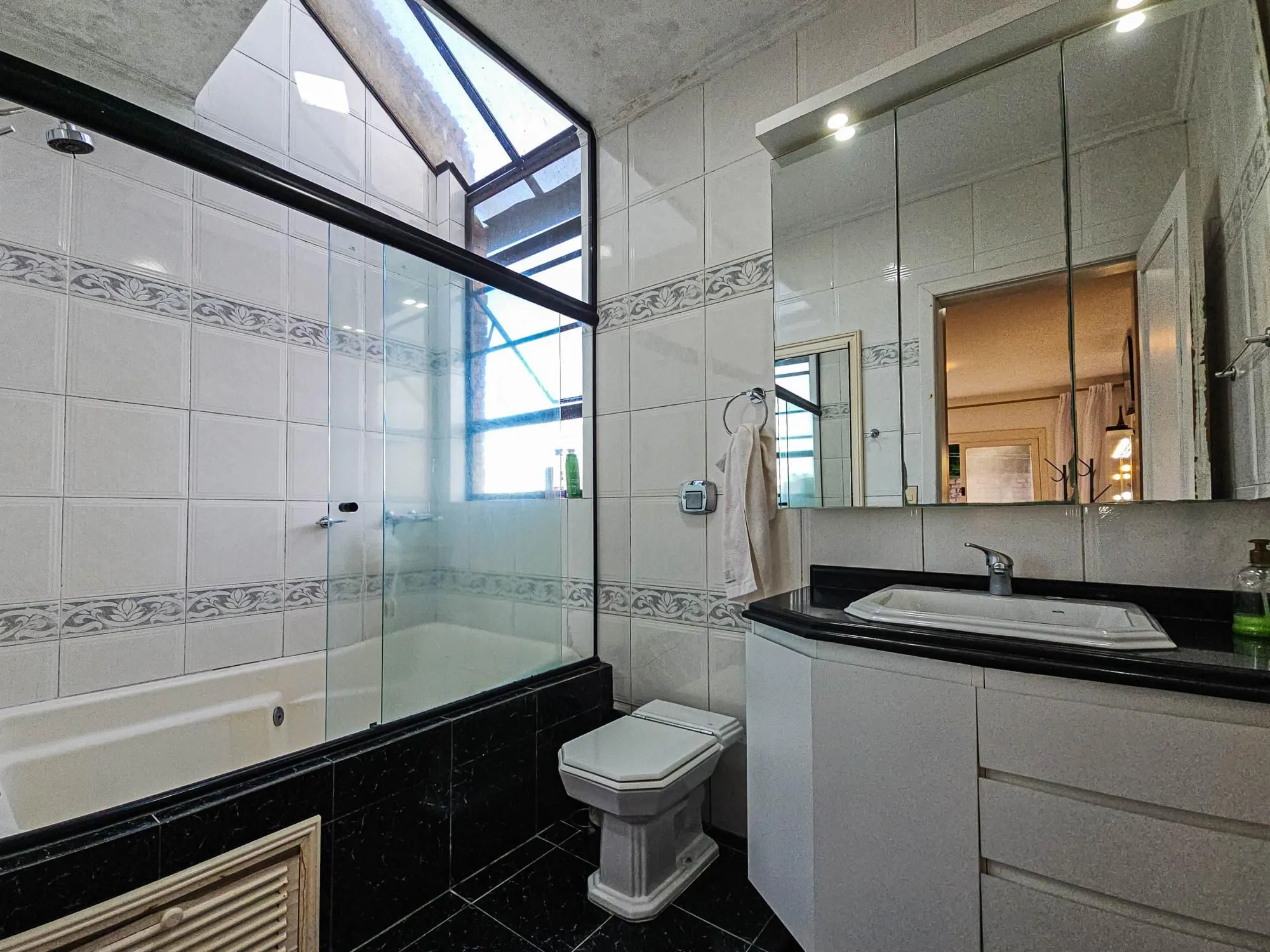 Imagem Casa na Vila Conceição, 3 dormitórios, 1 suíte, churrasqueira, lareira, 4 vagas, piscina aquecida e vista perene para o Rio.
