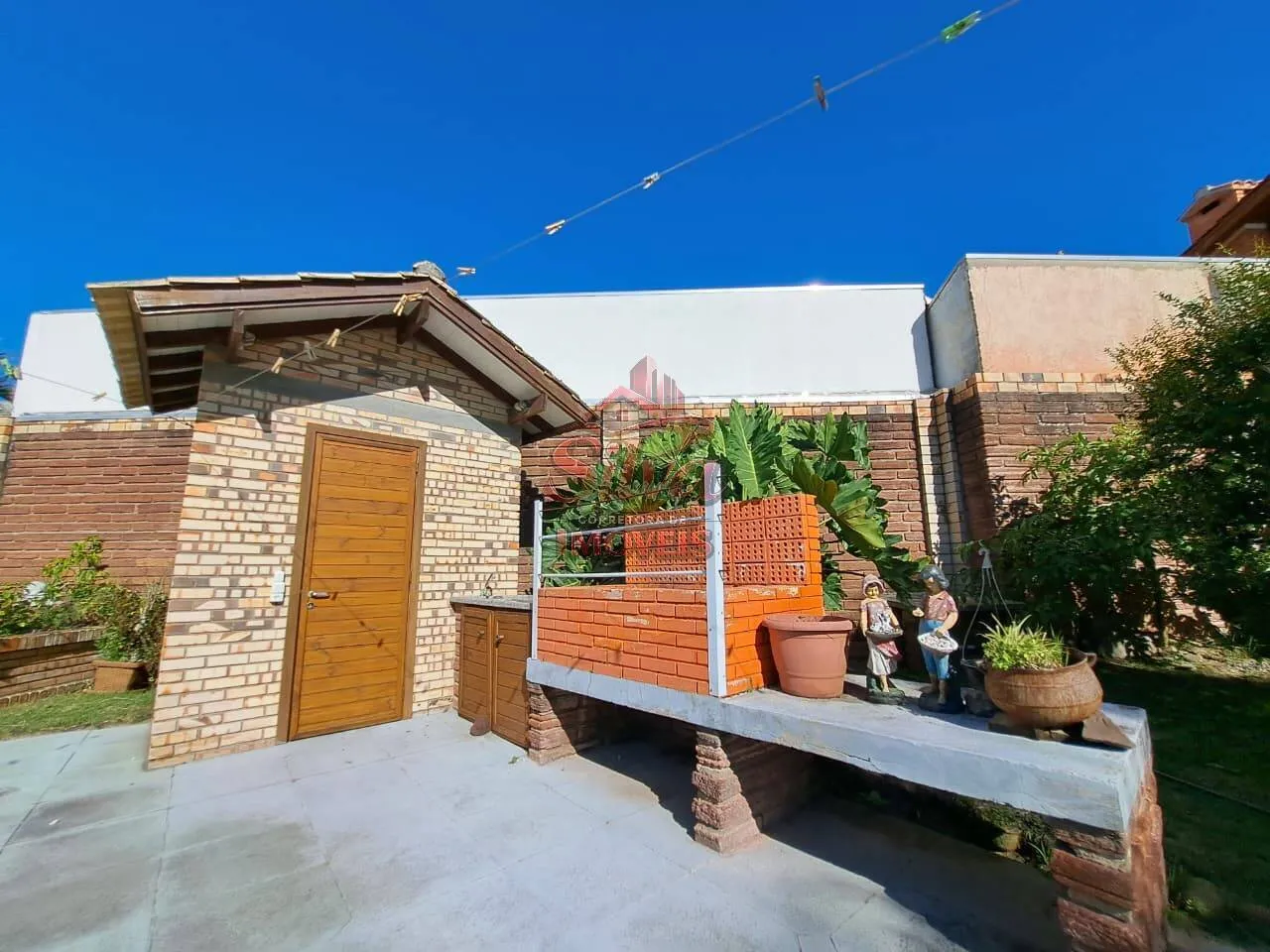 Imagem Casa com Piscina e 750m² de Terreno no Centro de Imbé