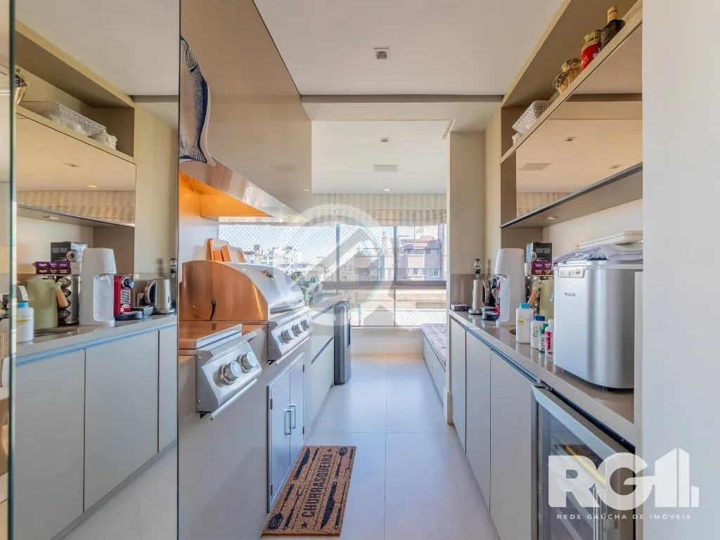 Imagem EXCLUSIVIDADE. Belíssimo apartamento com 245 m², mobiliado, com 3 suítes no bairro Moinhos de Ven...