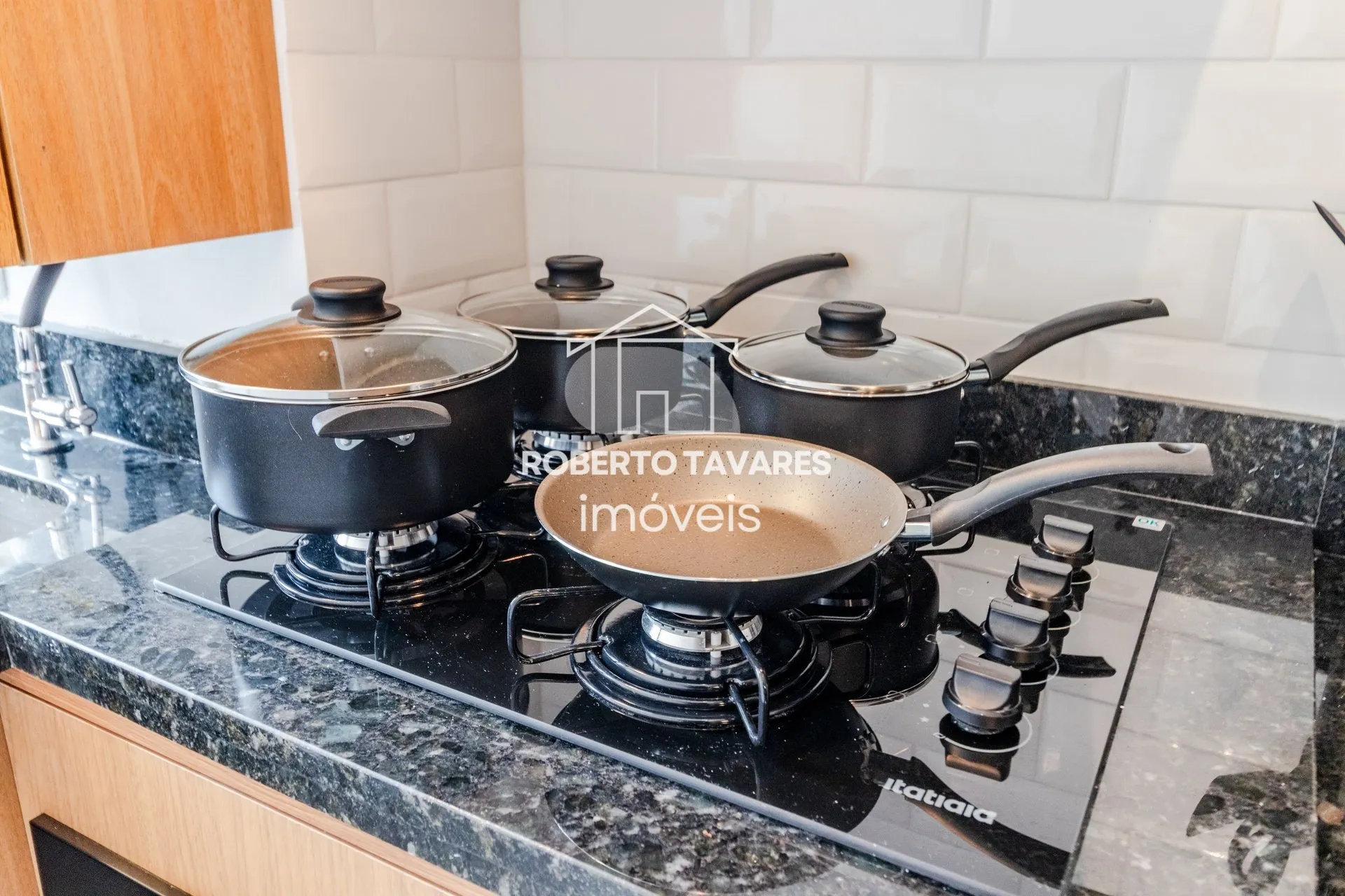 Imagem Apartamento totalmente mobiliado - O imóvel conta com 2 quartos, sendo 1 suíte, além de uma vaga de garagem.