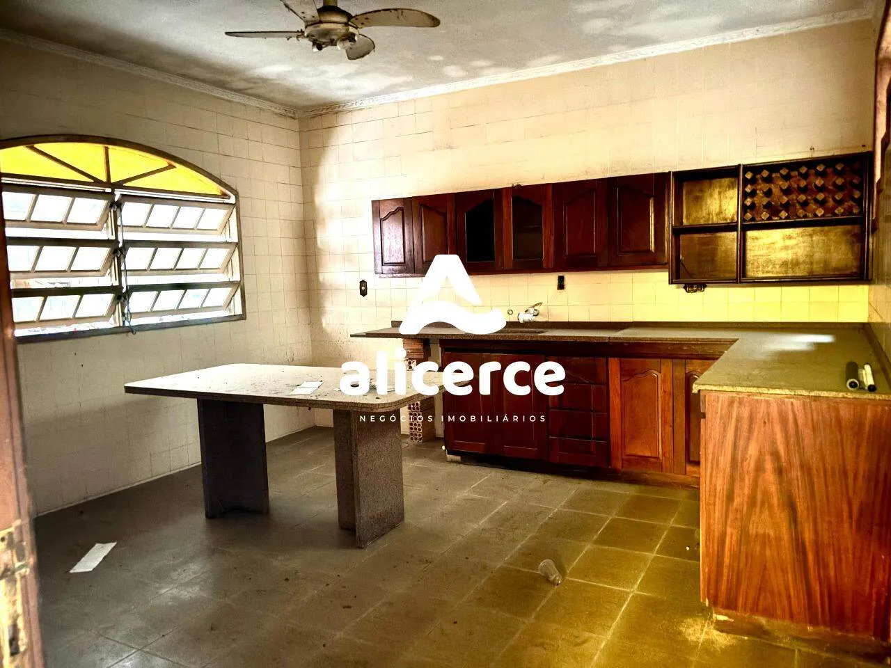 Imagem Casa com 4 Quartos e 3 banheiros à venda, 320m² no bairro Balneário em Florianópolis