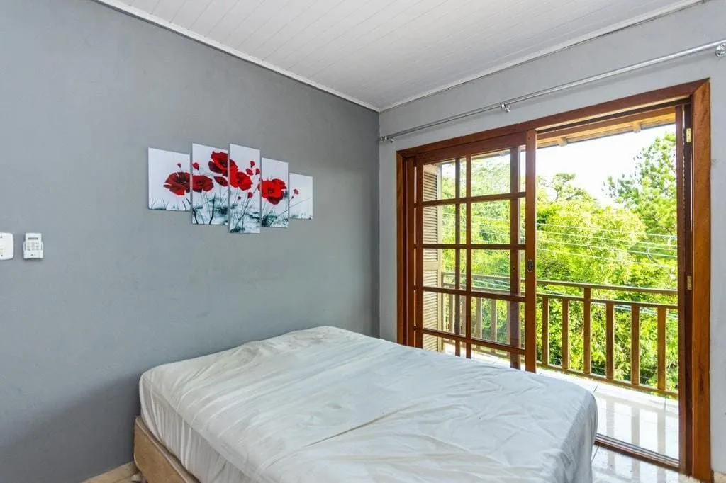 Imagem Casa de 3 dormitórios no Bairro Lomba do Pinheiro - Porto Alegre