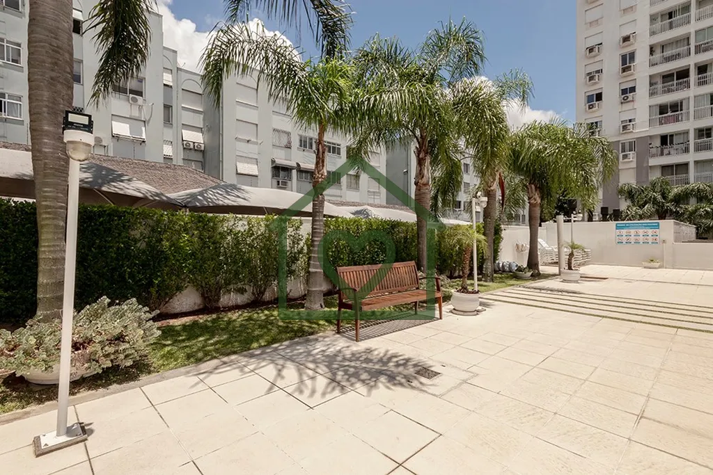 Imagem Descubra o seu novo lar perfeito em Porto Alegre! Localizado na charmosa Rua Limoeiro, no bairro Cri...