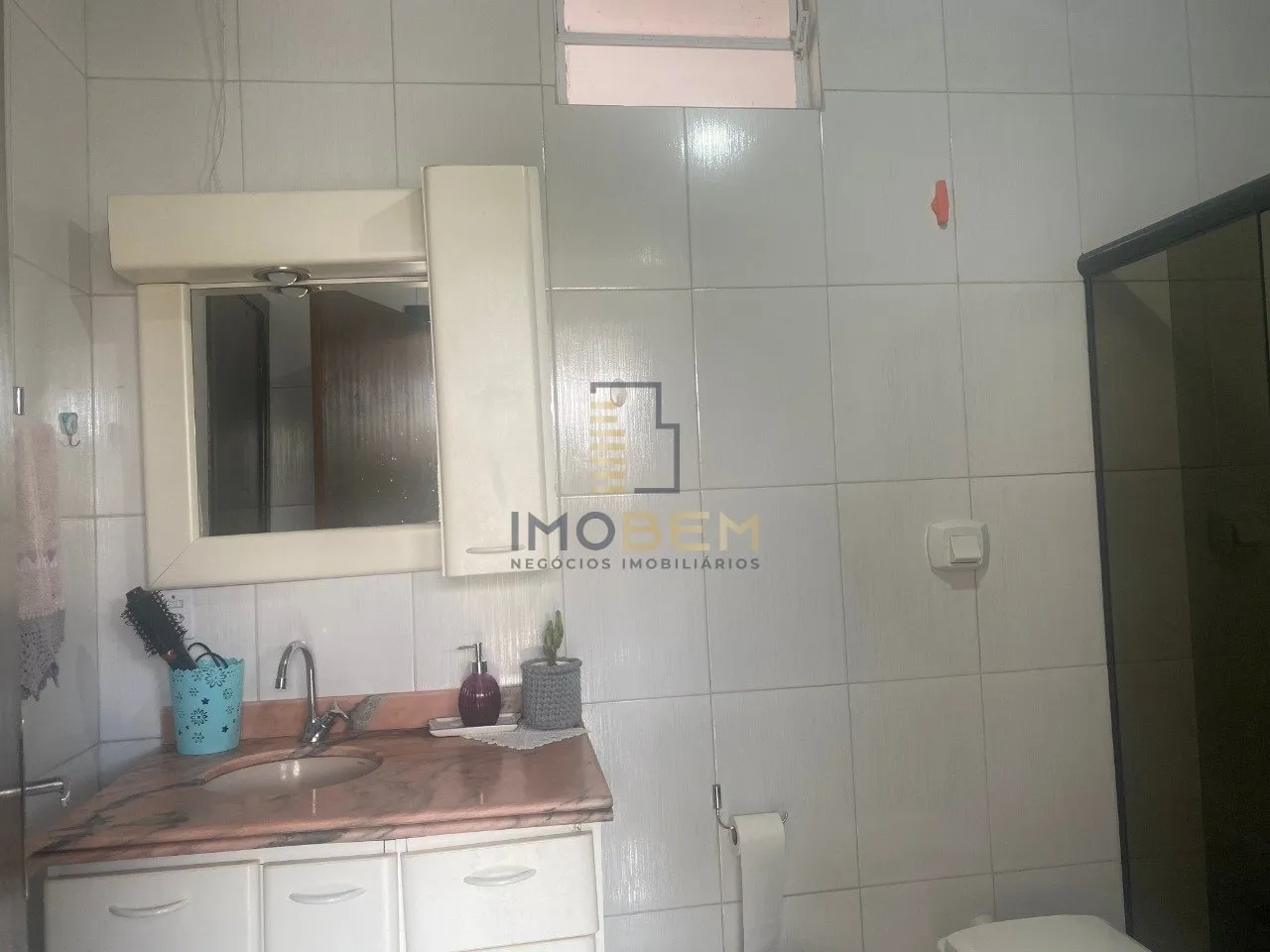 Imagem Encantadora casa à venda no Setor Residencial Sul em Sinop.

Com 180 m² de área total, esta resid...