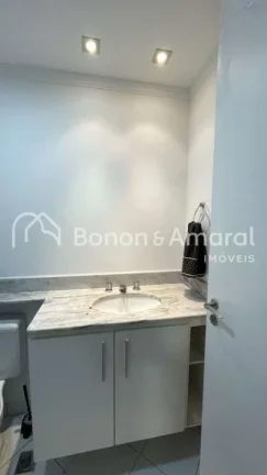 Imagem Este amplo apartamento em andar alto oferece excelente ventilação e uma vista livre para a cidade....