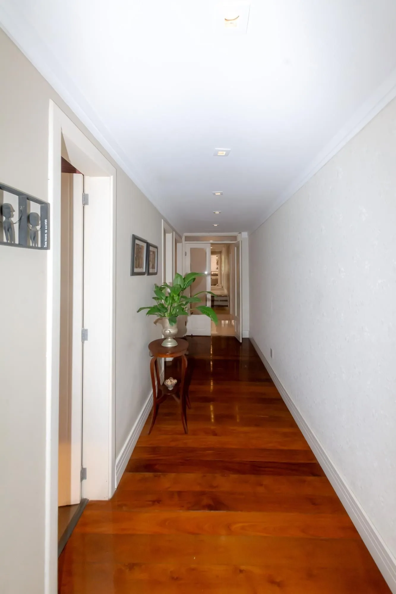 Imagem VENDA AMPLO APARTAMENTO RUA CALMA