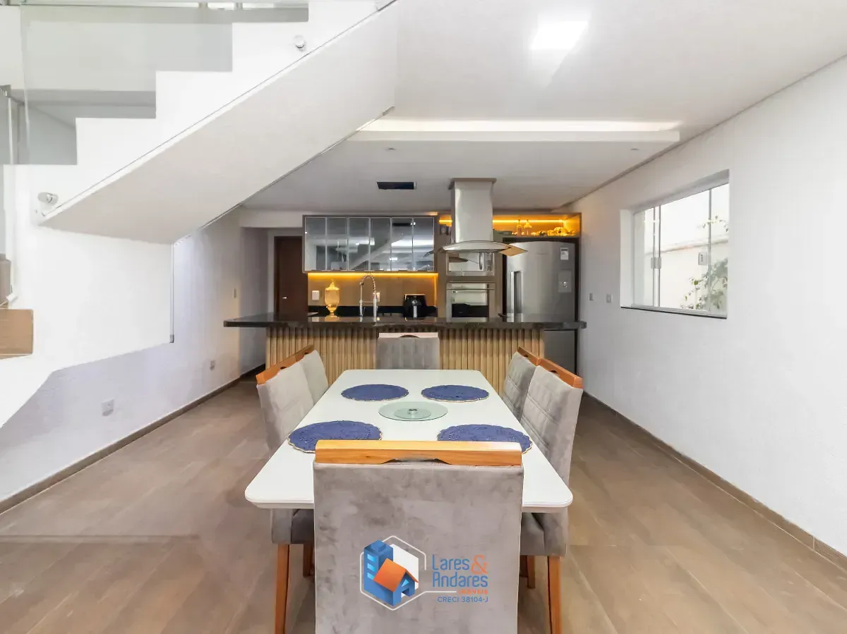 Imagem Sobrado para venda em Vila Guedes com 3 quartos, sendo 3 suítes, 196m²