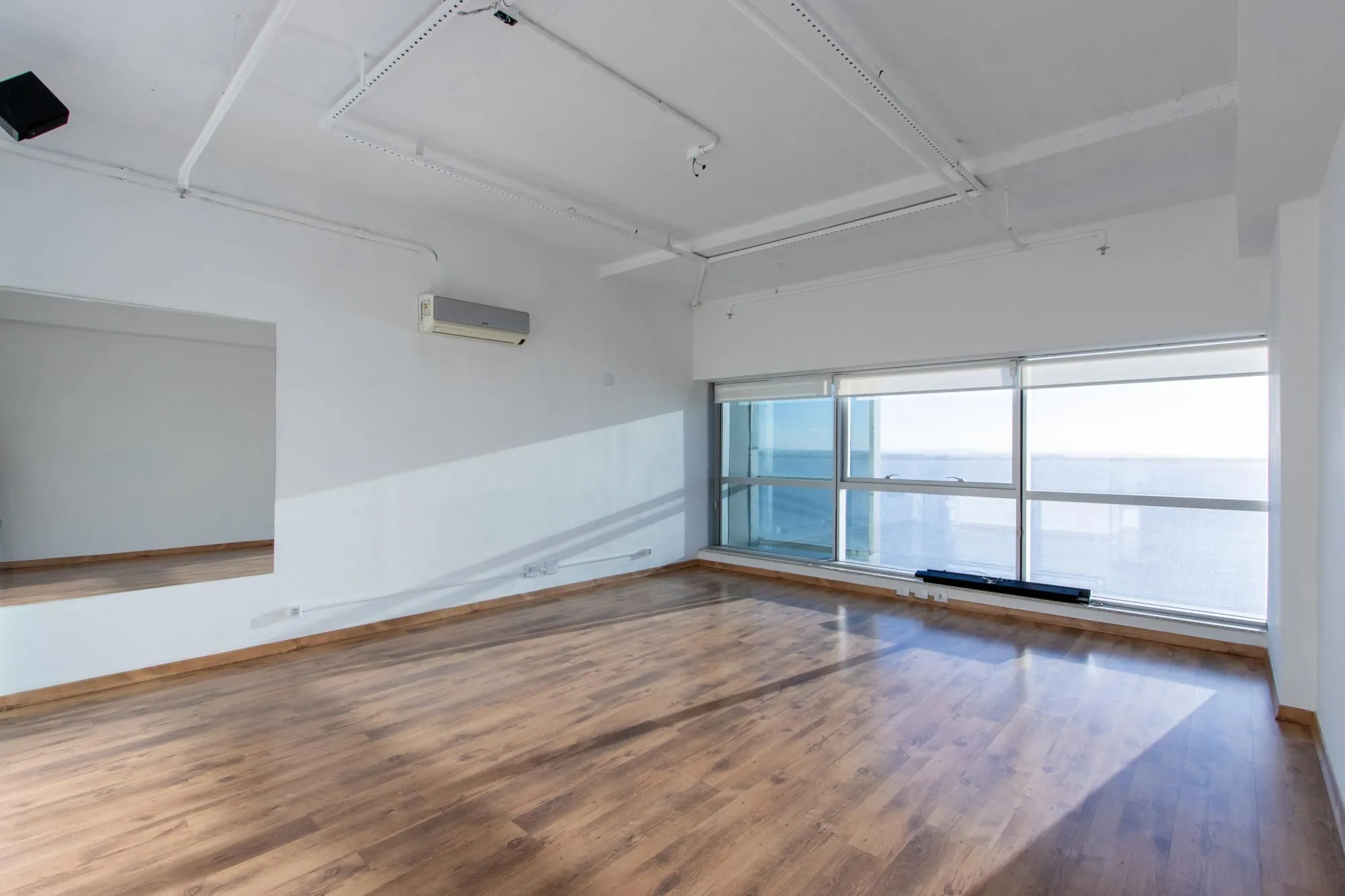 Imagem Sala Comercial no Ed. Cristal Tower junto ao Barra Shopping no Bairro Cristal