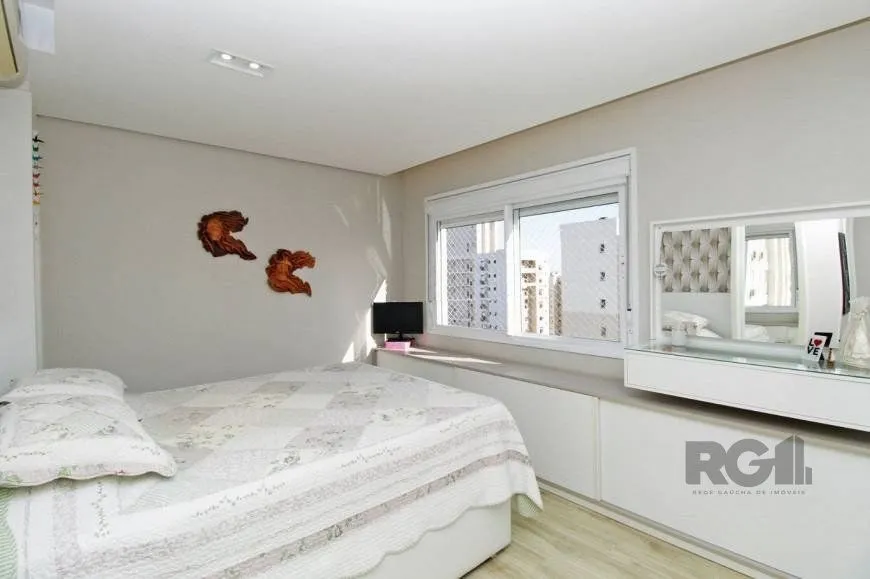 Imagem EXCELENTE OPORTUNIDADE! 120m2, 2 VAGAS, ANDAR ALTÍSSIMO COM VISTA PARA AEROPORTO! Apartamento 3 dormitórios (sendo 1 suíte)