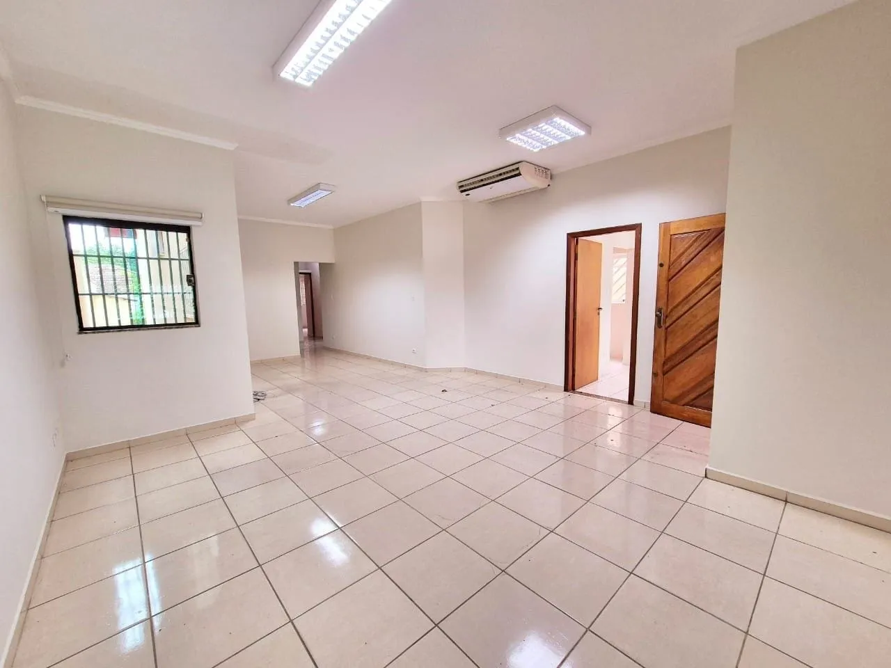 Imagem Oportunidade Imperdível: Casa Comercial a 5 Min do Centro, Perfeita para Empresas com Ampla Estrutura e Localização Estratégica