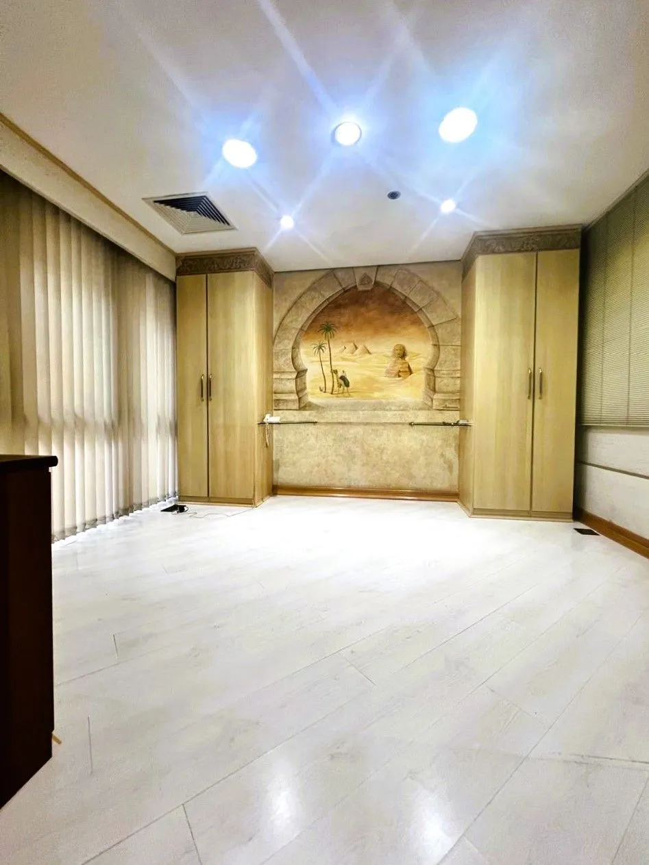 Imagem AMPLA SALA COMERCIAL NO CENTRO DE PORTO ALEGRE, DE FRENTE, MOBILIADA E DECORADA!