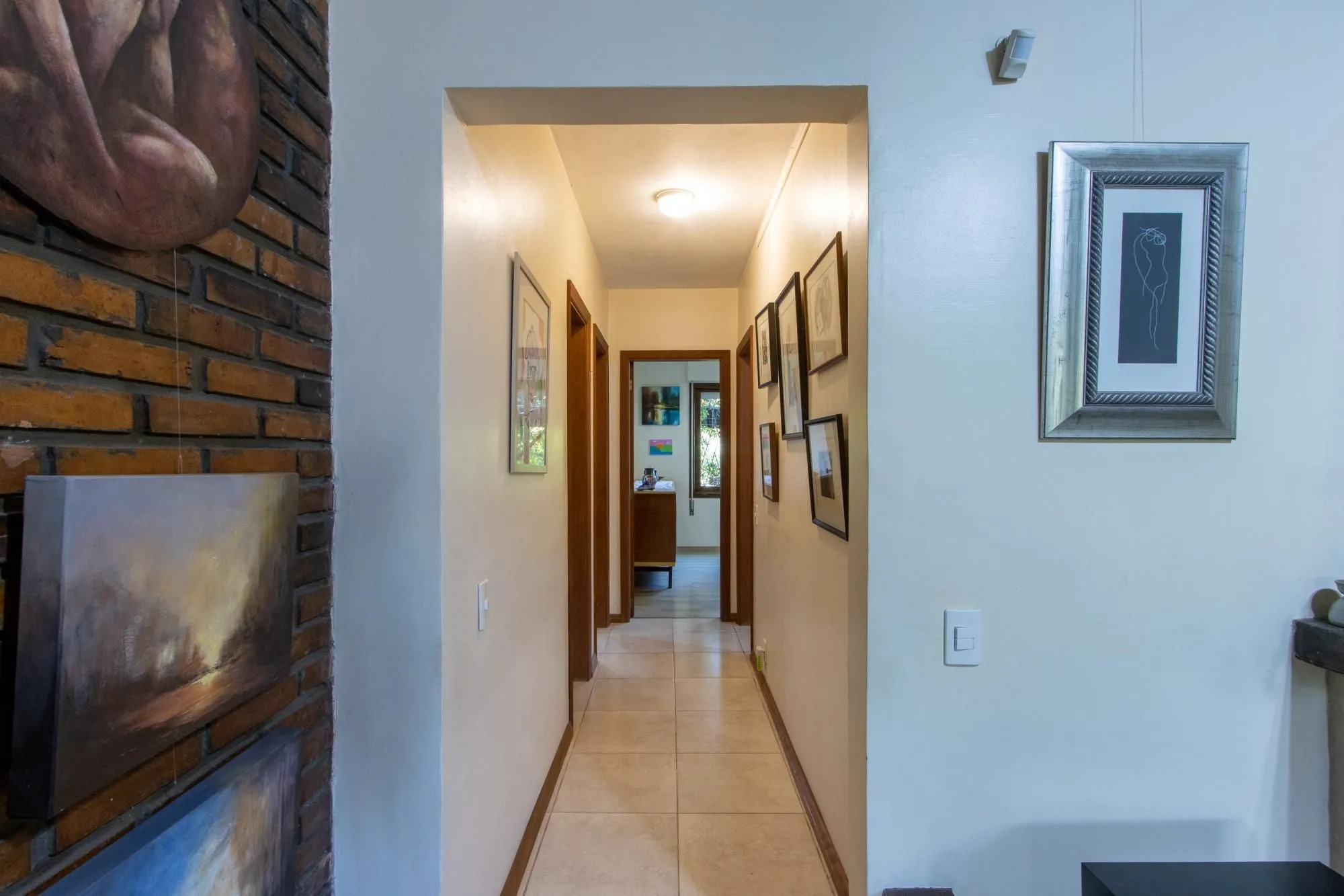 Imagem Casa de Alvenaria, possui 3 dormitórios, uma suíte, hall de entrada, lavabo, living com lareira, cozinha ampla com armários, área gourmet com churrasqueira, corredor, pátio e 4 vagas de garagem, uma construção em anexo que possui hall de entrada, lavabo, 
