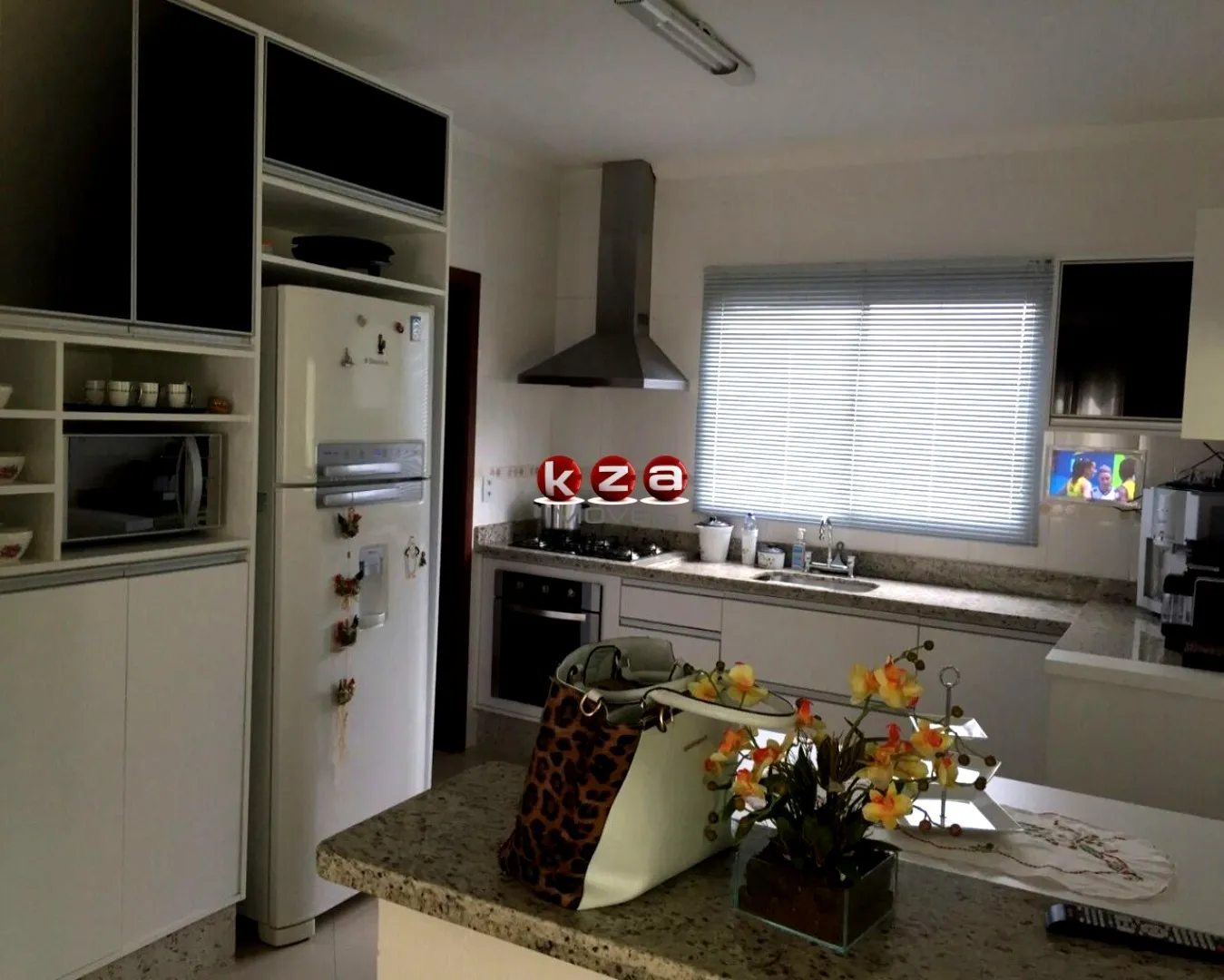 Imagem Casa de luxo em condomínio: 4 quartos, 3 suítes, 2 salas e 230m² em Valinhos-SP. Venha conferir!