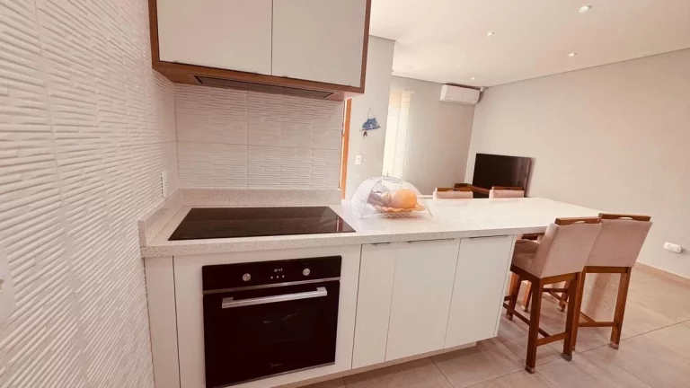 Imagem CASA COM PISCINA MOBILIADA, 1 SUÍTE + 2 QUARTOS, BARRA DO SAI