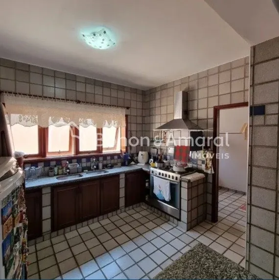 Imagem Casa de Condomínio com 4 Quartos e 5 banheiros, 4 vagas de garagem à Venda