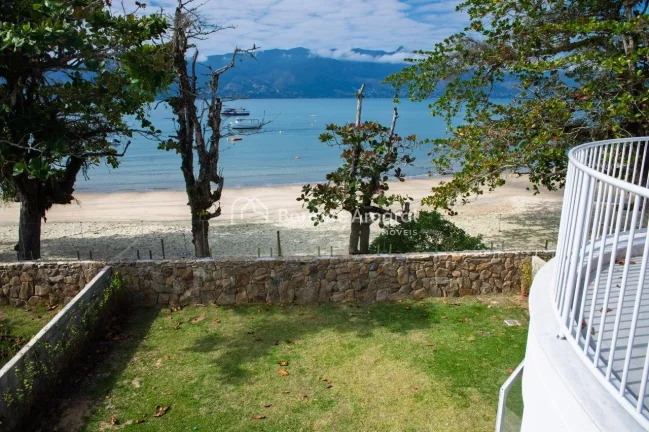 Imagem Casa a venda frente ao mar na Praia das Cigarras em São Sebastião, localizada em condomínio fecha...