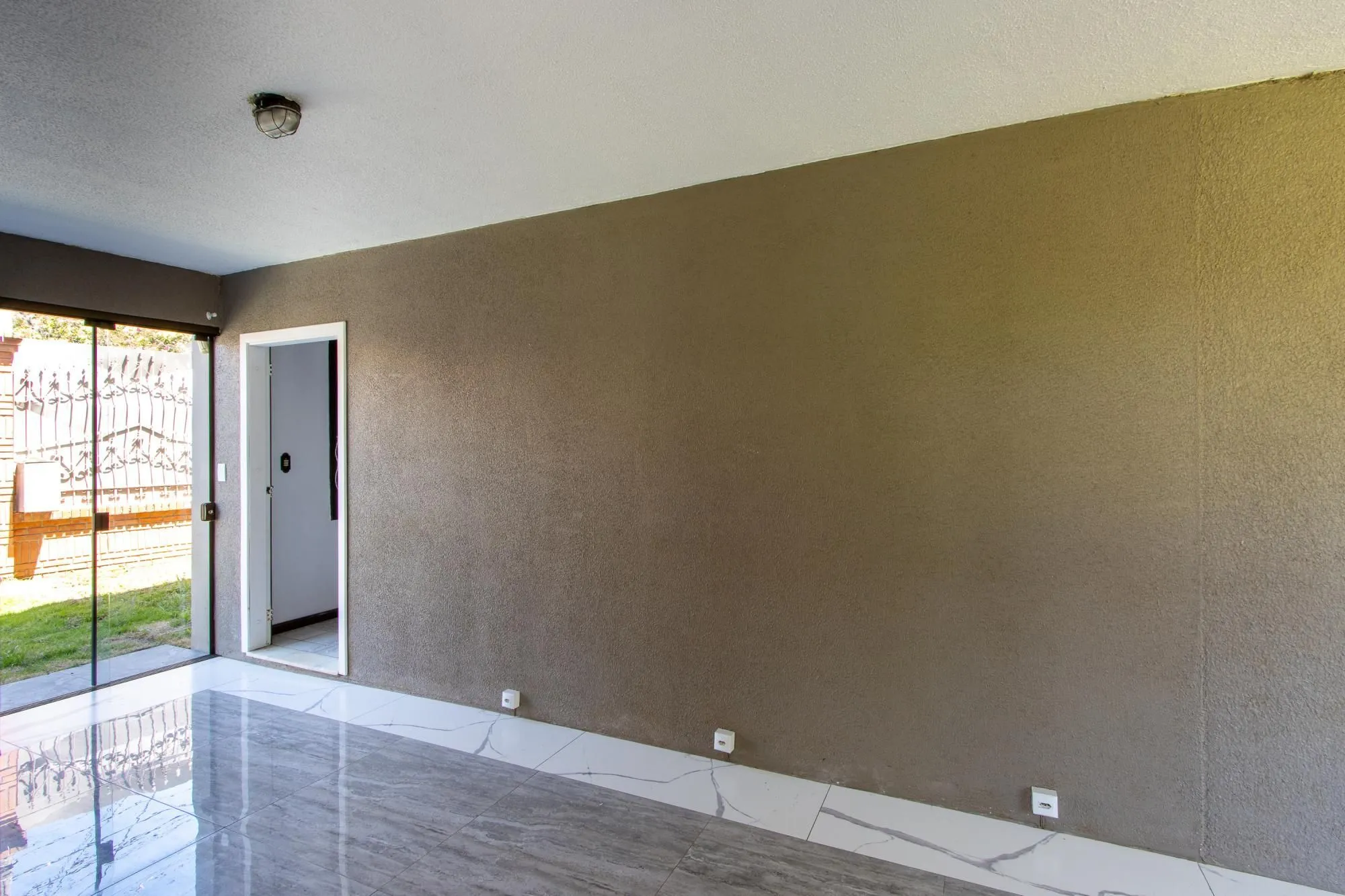 Imagem Casa Residencial à Venda no Bairro Guarujá, Porto Alegre, RS