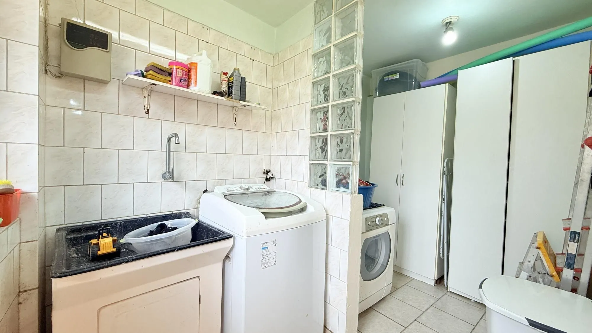 Imagem Casa para Venda - 260m², 4 dormitórios, sendo 1 suites, 4 vagas - Nonoai