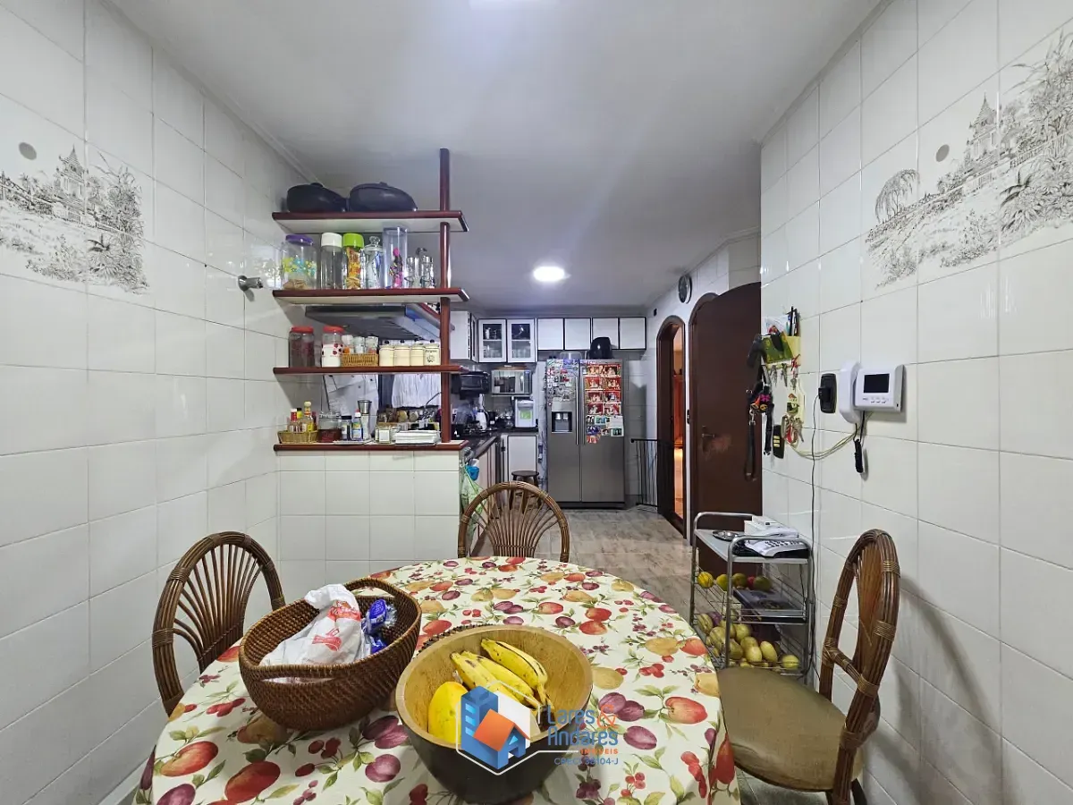 Imagem Sobrado para venda em Interlagos com 4 quartos, sendo 2 suítes, 330m²