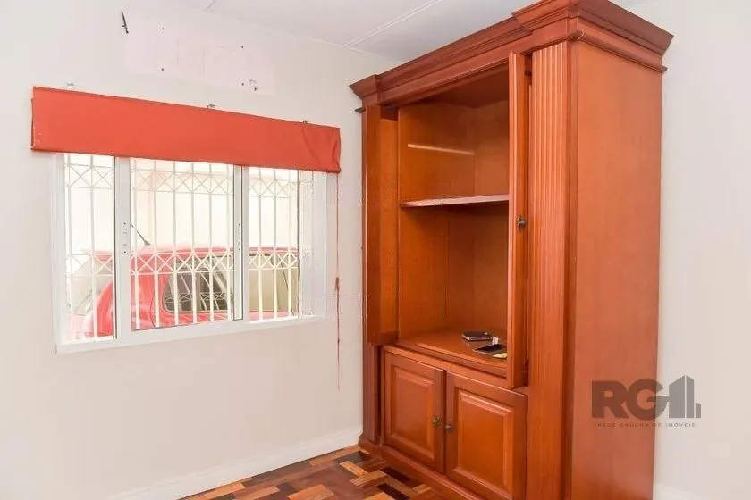 Imagem Casa de 197m² - 5 dormitórios, 3 vagas no bairro Rubem Berta