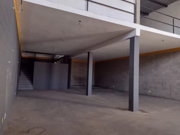 Imagem barracão industrial no bairro verde com 355,00 m² de construção, recuo pra 3 veículos. piso de ...