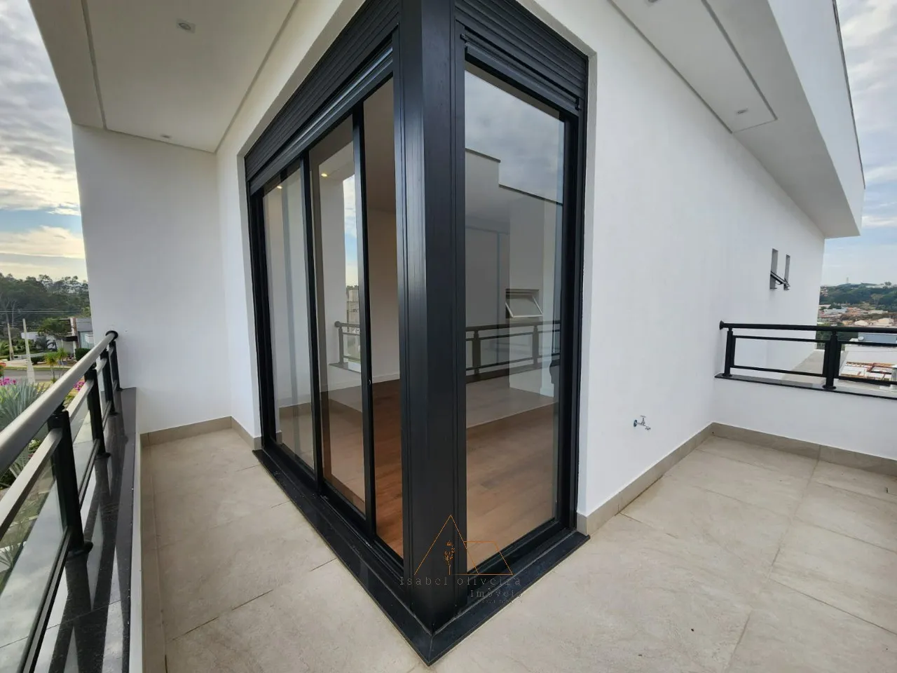Imagem Imóvel de Luxo à Venda em Salto-SP: Casa com 3 Suítes, 4 Vagas e 265,50m² no Residencial Central Parque