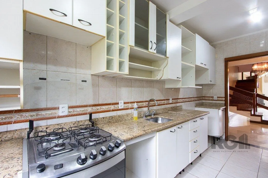 Imagem Casa de alvenaria, 3 dormitórios, 1 suíte e pátio com piscina, bairro Espírito Santo.