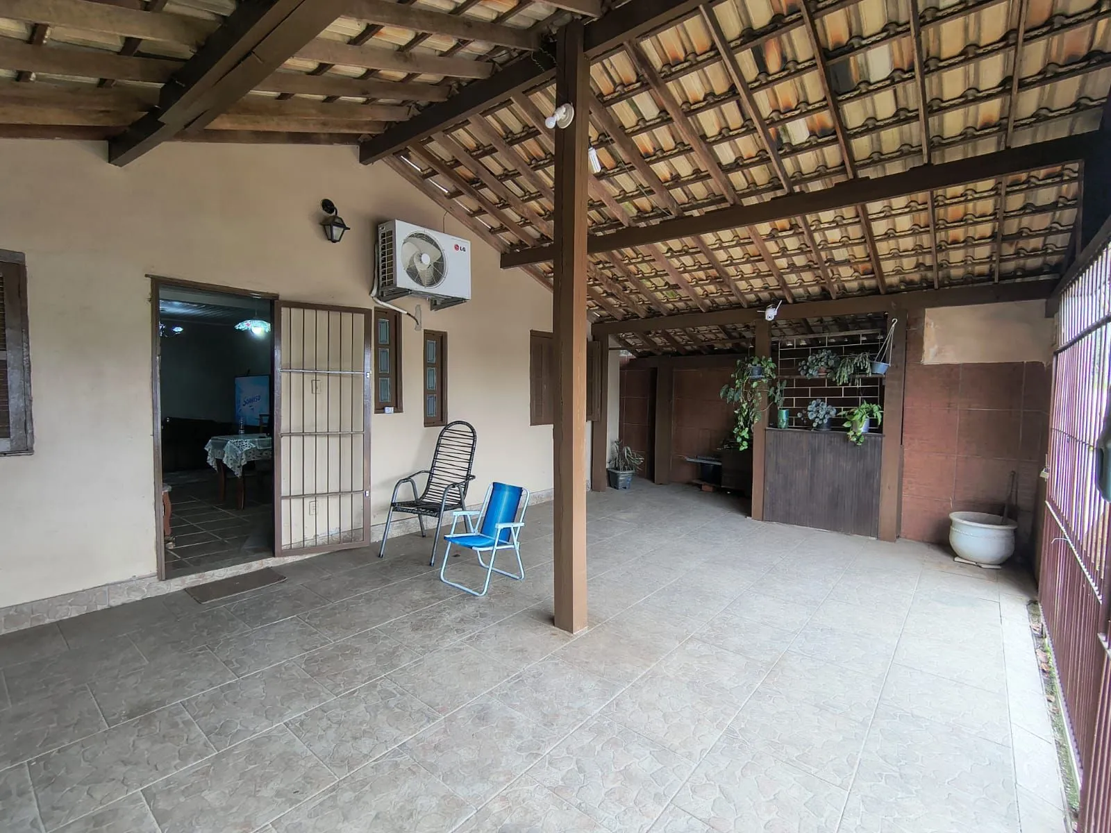 Imagem Casa de esquina com 3 dormitórios no bairro Campo Novo