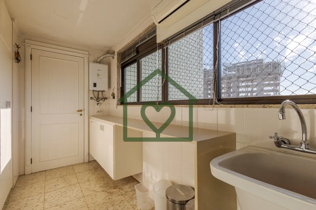 Imagem Apartamento desocupado em prédio de alto padrão no Petrópolis. 
 
Hall de entrada com lavabo. Sal...