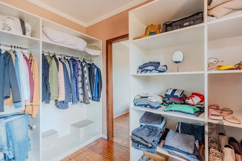 Imagem Casa com 234m², 3 dormitórios, 3 vagas no bairro Partenon