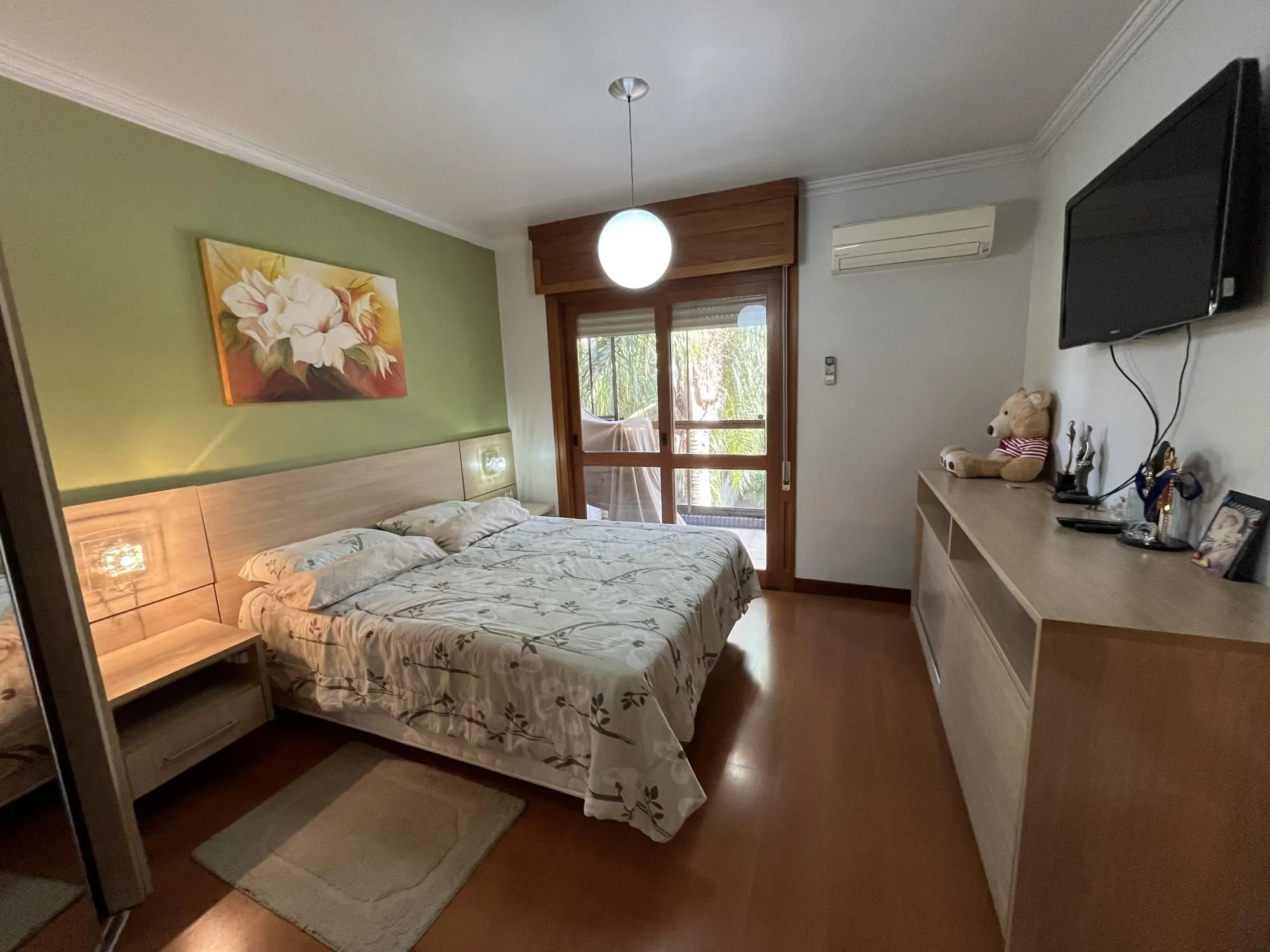 Imagem Apartamento de 3 quartos, suíte e 2 vagas de garagem no bairro Santana em POA
