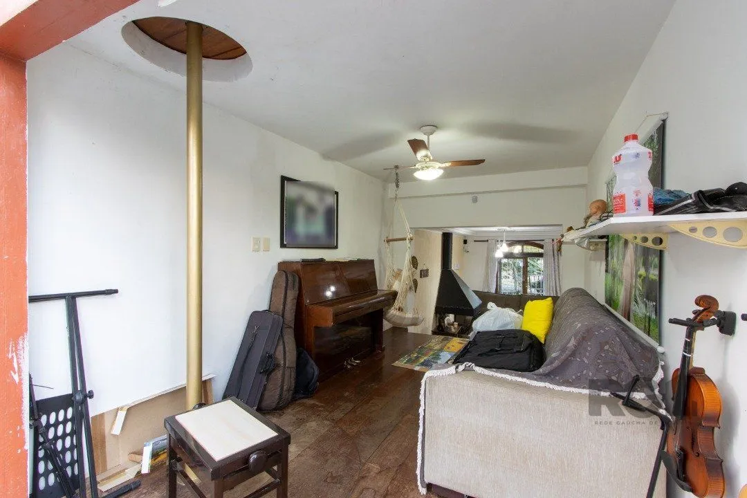 Imagem Casa no bairro Cristal, Possui 4 dormitórios, sendo 1suíte, closet e banheira de hidromassagem, com possibilidade de um podendo 1 dormitórios extra.