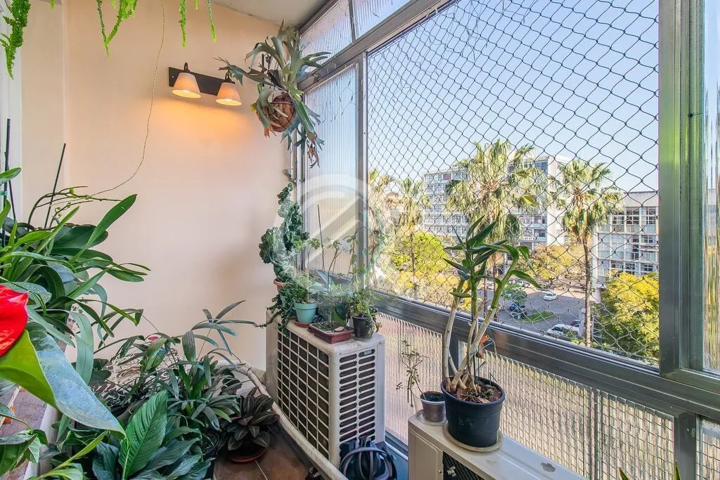 Imagem Amplo apartamento de 3 Dormitórios semi-mobiliado, amplo living com armário, varanda, cozinha indi...
