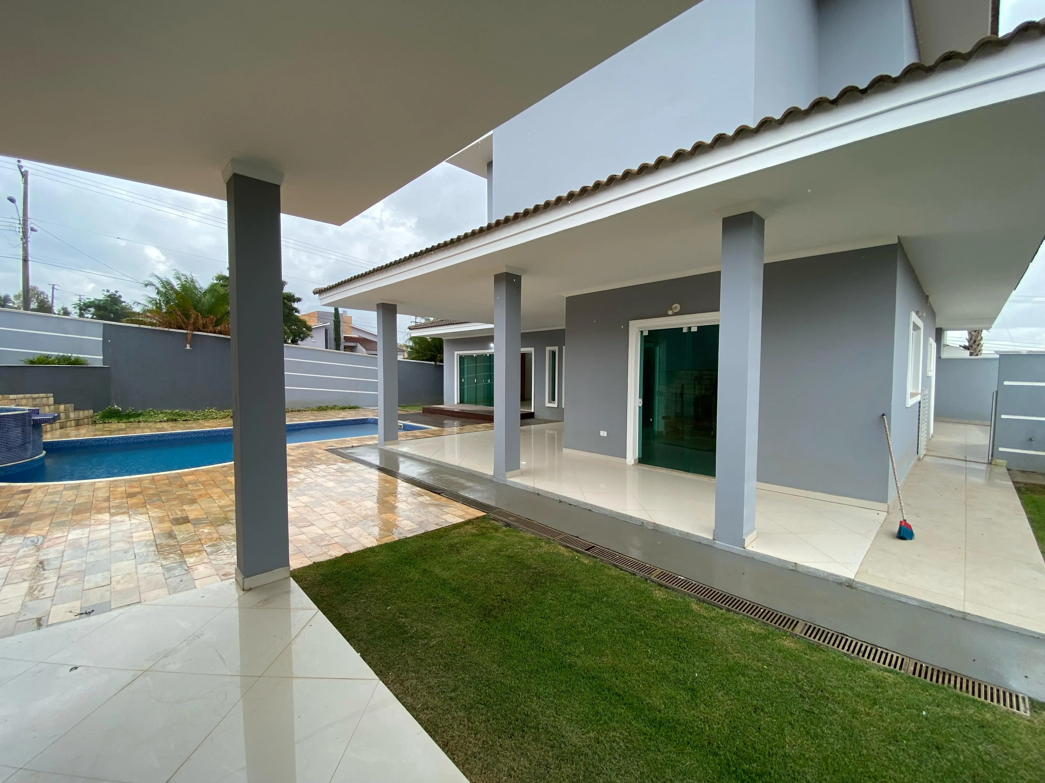 Imagem Exclusivo sobrado de alto padrão no Residencial Saint Charbel à 15min. do Parque Campolim e Shopping Iguatemi