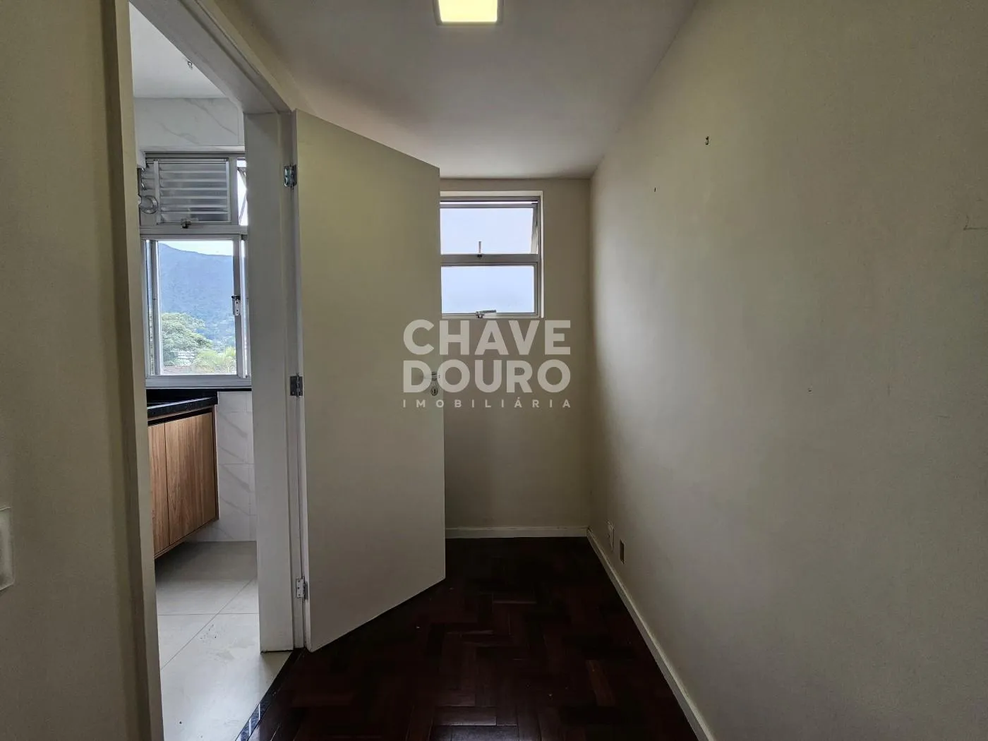 Imagem Apartamento de 2 quartos + dependência, varanda, 2 vagas e elevador.