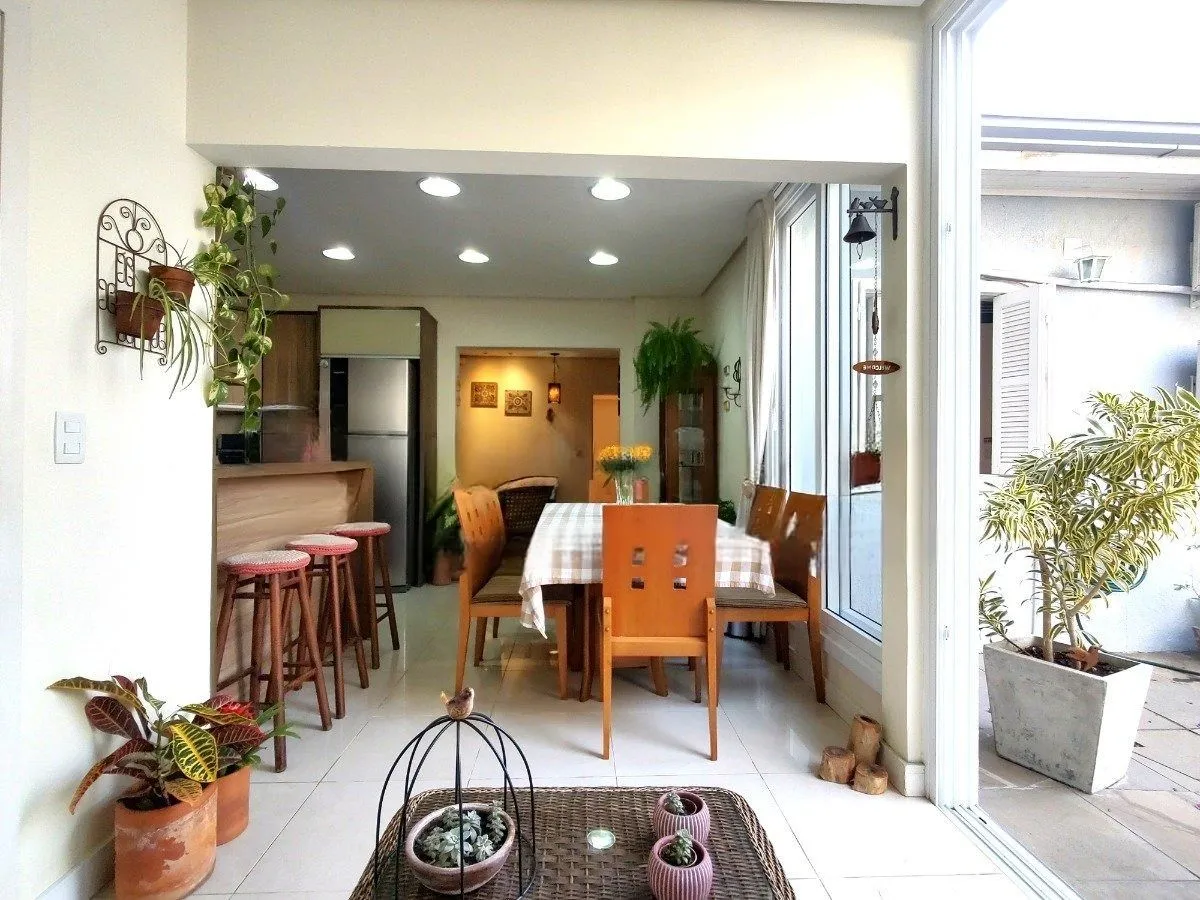 Imagem Casa com 4 dormitórios, espaço gourmet e terraço na Zona Norte de Porto Alegre