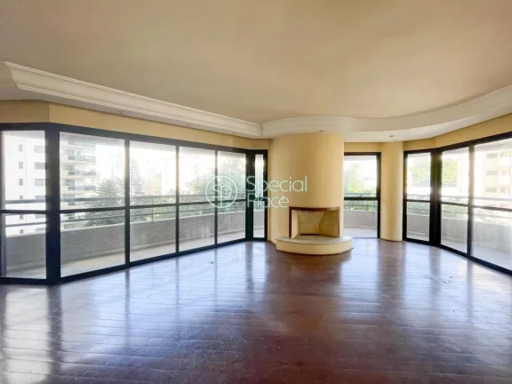 Apartamento enorme. São 215m2 de área útil, 3 dormitórios ( 3 suítes ) e 4 vagas na garagem. Li...