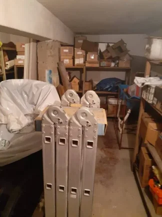 Imagem Casa térrea com 6 metros de frente por 30 metros da frente aos fundos, em lage e telhado, com piso ...