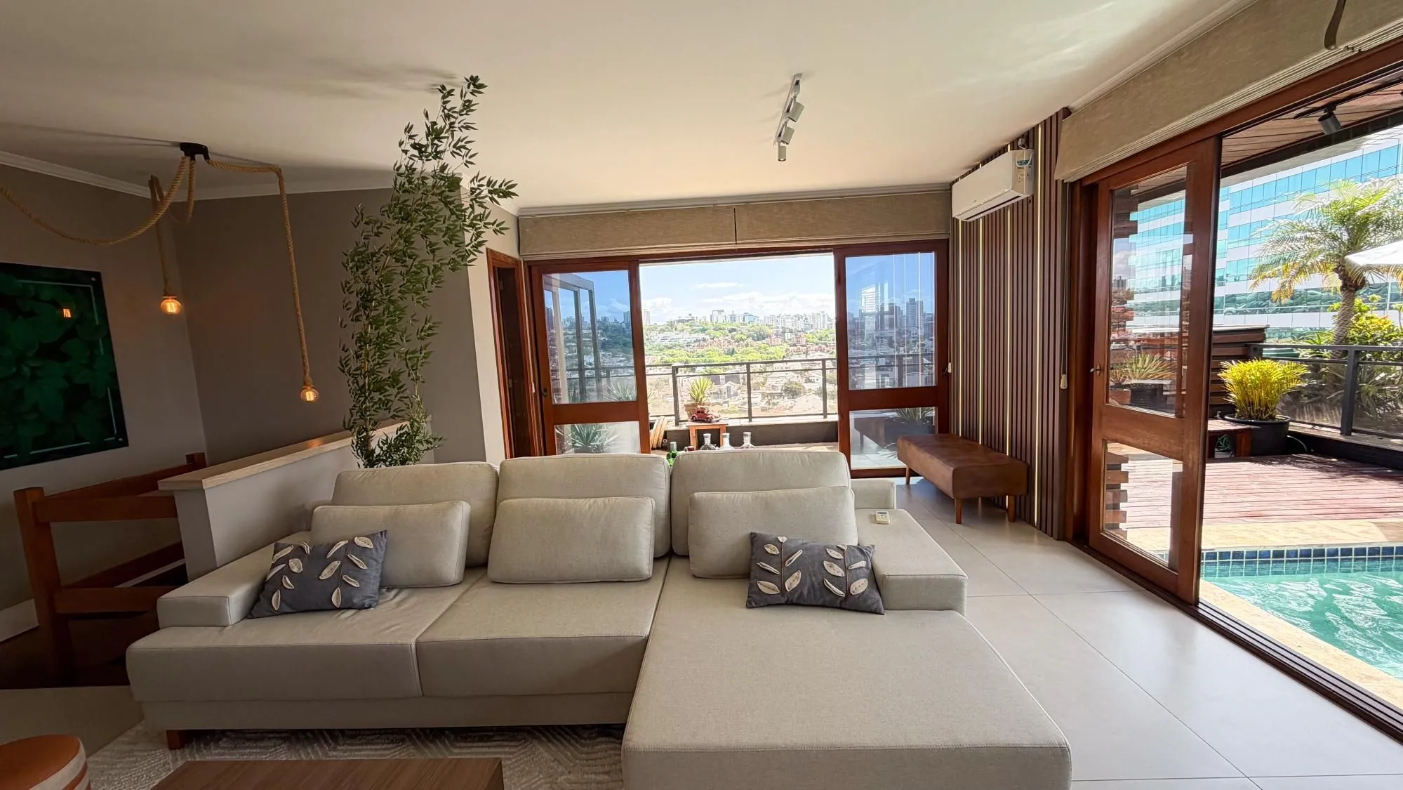 Imagem Vende-se linda cobertura com 3 quartos (1 suíte), 209m², 2 vagas e piscina - Três Figueiras