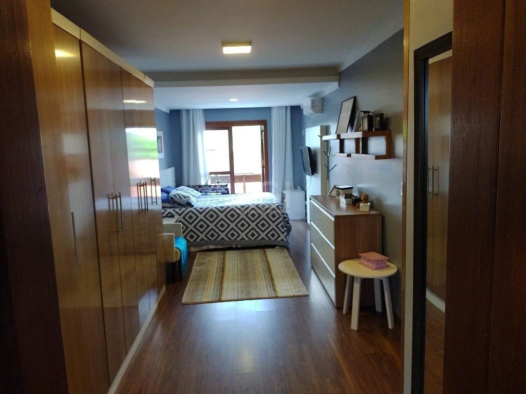 Imagem Excelente casa com 03 suíte, espaço gourmet com churrasqueira, living com lareira, pátio com piscina e garagem para 02 carros no bairro Espírito Santo