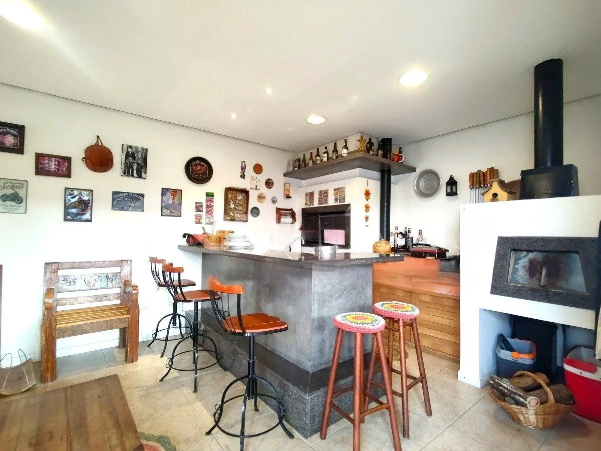 Imagem Casa com 4 dormitórios, espaço gourmet e terraço na Zona Norte de Porto Alegre