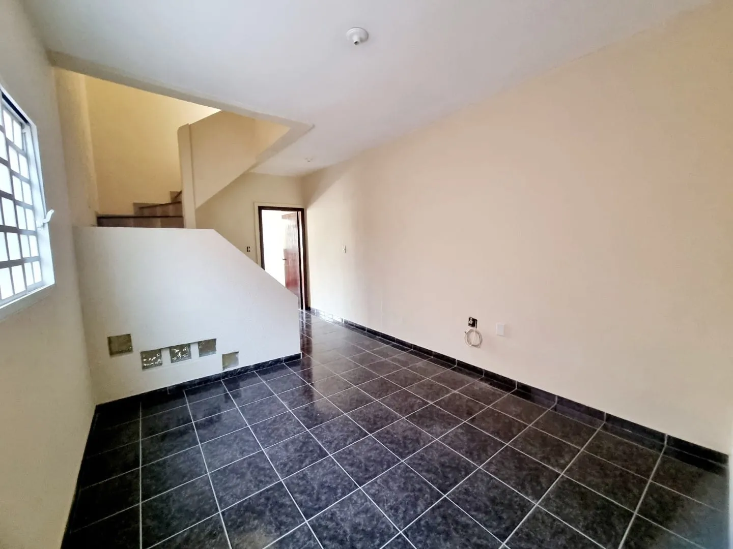 Imagem Sobrado Imponente com 3 Pavimentos, Suíte Master, Terraço Panorâmico e Garagem para 2 Carros em Excelente Localização