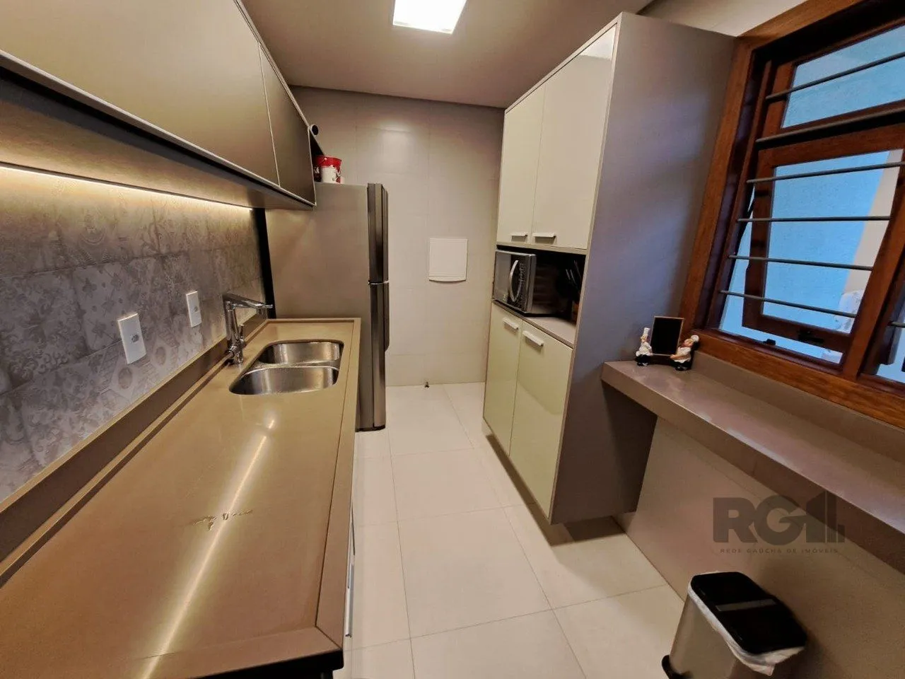Imagem Casa em Condomínio com 03 quartos e 02 vagas no Bairro Nonoai