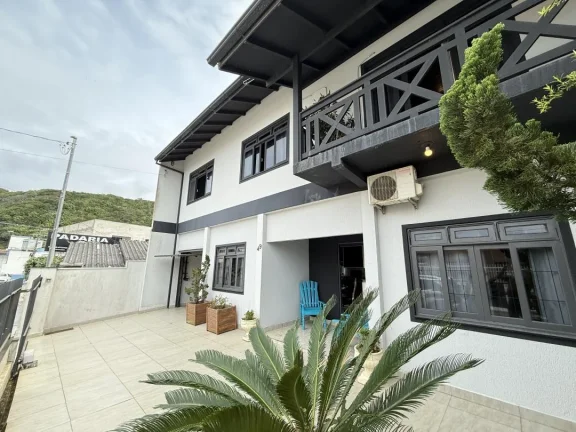 Imagem Sobrado a 120m do mar, com piscina, na Praia de São Miguel, em Penha. Conforto e estilo para sua família. Venda pela Adriano Carpes Imóveis.