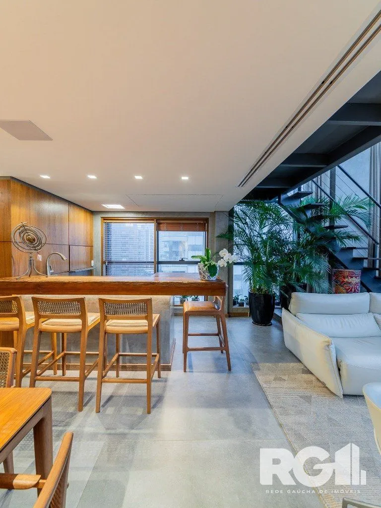 Imagem Belíssimo apartamento no Glass Aurélio andar alto, Living com pé direito duplo, 174m² privativos finamente decorado no Moinhos de Vento
